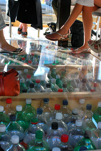Il ristorante di uno Yacht Club costruito su bottiglie riciclate